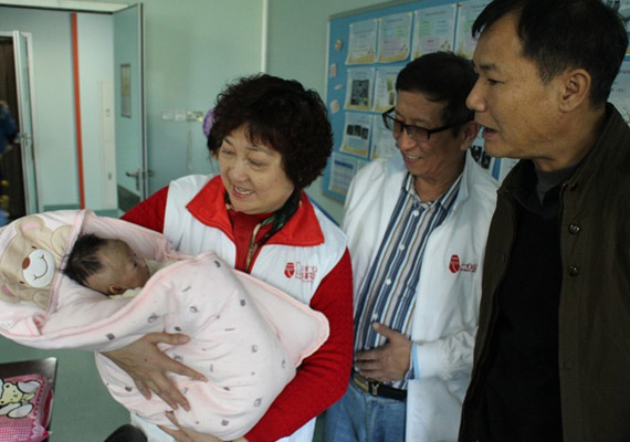 第六服务队探访省妇幼保健院贫困先心病儿童